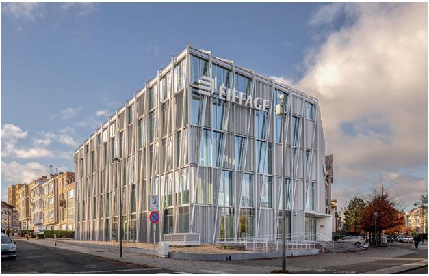 Photo de face d’un bâtiment blanc moderne très vitré avec le logo Eiffage.